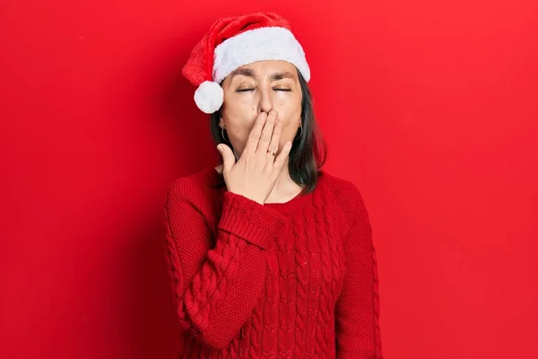 Mulher Hispânica Meia Idade Usando Chapéu Natal Entediado Bocejo Cansado — Fotografia de Stock