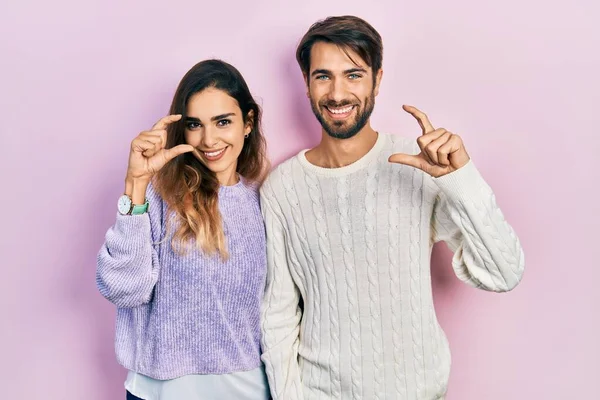 Jovem Casal Hispânico Vestindo Roupas Casuais Sorrindo Gestos Confiantes Com — Fotografia de Stock