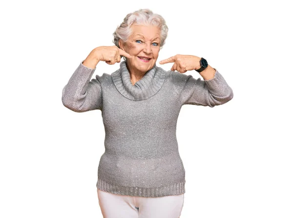 Mujer Mayor Pelo Gris Con Suéter Casual Invierno Sonriendo Alegre —  Fotos de Stock