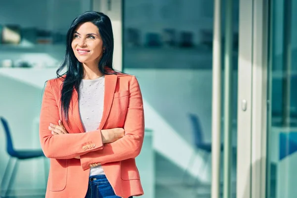 Jeune Belle Femme Affaires Avec Les Bras Croisés Souriant Heureux — Photo