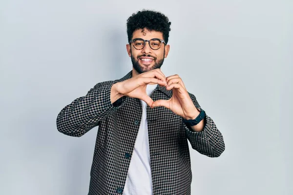 Fiatal Arab Férfi Szakállal Szemüvegben Szerelmes Mosollyal Szív Szimbólum Alakú — Stock Fotó