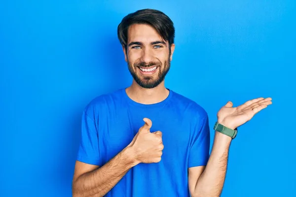 Jeune Homme Hispanique Portant Des Vêtements Décontractés Montrant Main Paume — Photo