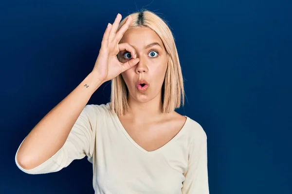 Mulher Loira Bonita Vestindo Camisola Casual Fazendo Gesto Chocado Com — Fotografia de Stock