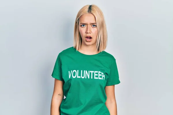 Красива Блондинка Волонтерській Сорочці Шоковому Обличчі Виглядає Скептично Саркастично Здивована — стокове фото