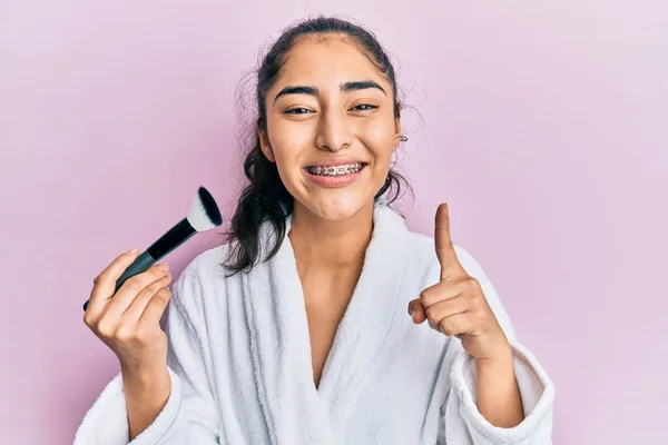 Hispanisches Teenager Mädchen Mit Zahnspange Einem Gewand Das Eine Schminkbürste — Stockfoto