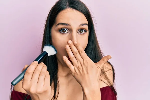 Ung Latinamerikansk Kvinna Håller Makeup Borste Och Rouge Täcker Munnen — Stockfoto