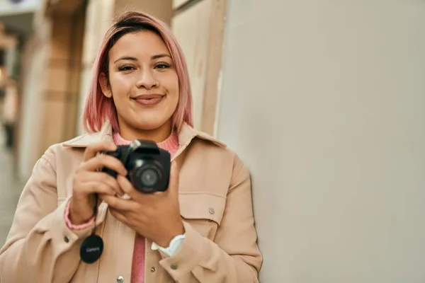 Jeune Fille Hispanique Souriant Heureux Utilisant Appareil Photo Réflexe Ville — Photo