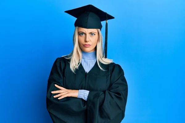 Vacker Blond Kvinna Bär Examen Mössa Och Ceremoni Mantel Skeptisk — Stockfoto