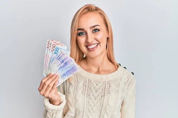 Piękna Biała Kobieta Trzyma Szwedzkie Banknoty Korony Patrząc Pozytywnie Szczęśliwy — Zdjęcie stockowe