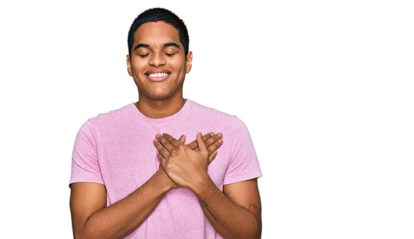 Jeune Homme Hispanique Beau Portant Shirt Rose Décontracté Souriant Avec — Photo