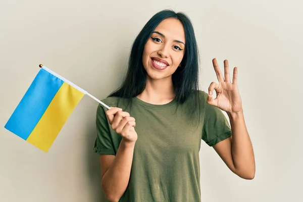 Junges Hispanisches Mädchen Mit Ukrainischer Flagge Macht Zeichen Mit Den — Stockfoto