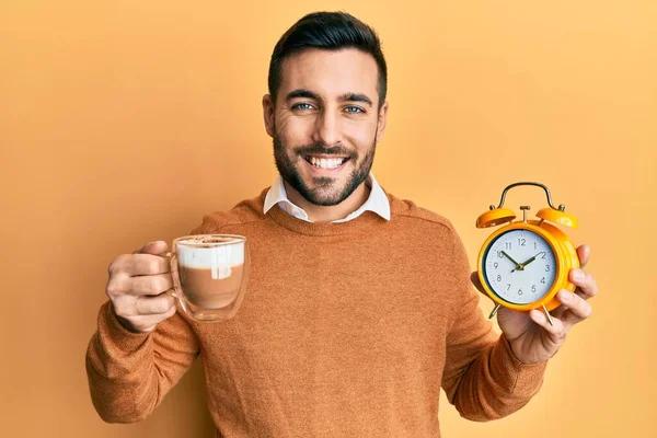 Elinde Kahve Çalar Saat Tutan Genç Spanyol Adam Yüzünde Mutlu — Stok fotoğraf