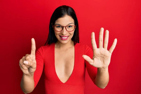 Mulher Latina Jovem Vestindo Roupas Casuais Óculos Mostrando Apontando Para — Fotografia de Stock