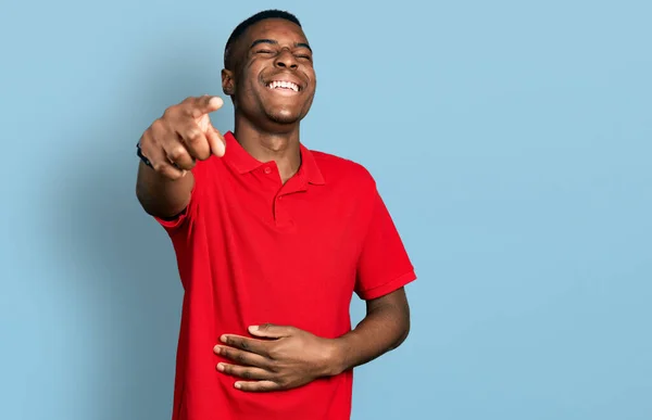 Νεαρός Αφροαμερικάνος Που Φοράει Κόκκινο Μπλουζάκι Γελώντας Μαζί Σου Δείχνοντας — Φωτογραφία Αρχείου