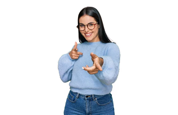 Jeune Femme Hispanique Portant Des Vêtements Décontractés Des Lunettes Pointant — Photo