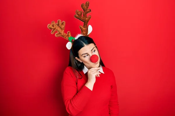 Jovem Hispânica Usando Chapéu Natal Veado Nariz Vermelho Com Mão — Fotografia de Stock