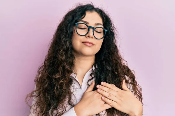 Jonge Brunette Met Krullend Haar Casual Kleding Bril Glimlachend Met — Stockfoto