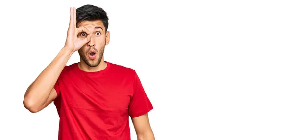 Genç Yakışıklı Adam Normal Kırmızı Tişörtler Giyiyor Şaşırmış Yüz Ifadesiyle — Stok fotoğraf