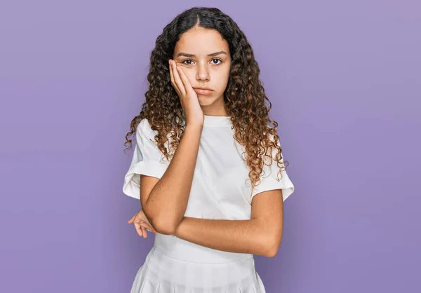 Tini Spanyol Lány Visel Alkalmi Fehér Póló Gondolkodás Fáradt Unatkozik — Stock Fotó