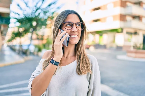 Beyaz Kadın Gülümsüyor Şehirdeki Akıllı Telefondan Konuşuyor — Stok fotoğraf