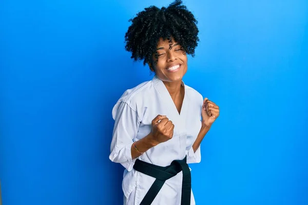 Afro Amerikaanse Vrouw Met Afrohaar Draagt Karate Kimono Zwarte Gordel — Stockfoto