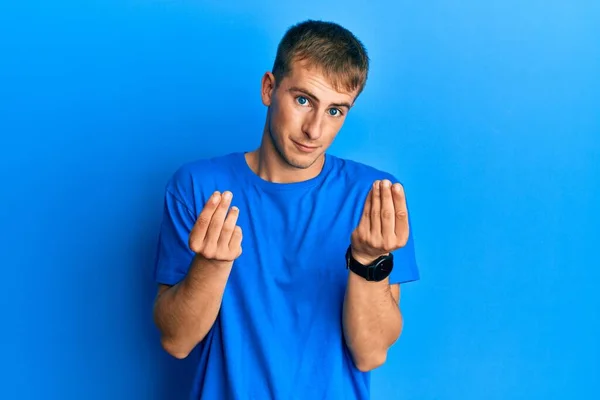 Fiatal Kaukázusi Férfi Alkalmi Kék Pólóban Kézmozdulatokkal Pénzt Csinál Fizetést — Stock Fotó