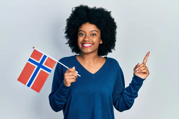 Junge Afroamerikanerin Mit Norwegischer Flagge Lächelt Glücklich Und Zeigt Mit — Stockfoto