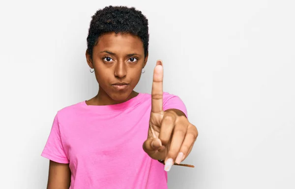 Junge Afrikanisch Amerikanische Frau Lässiger Kleidung Mit Erhobenem Zeigefinger Und — Stockfoto