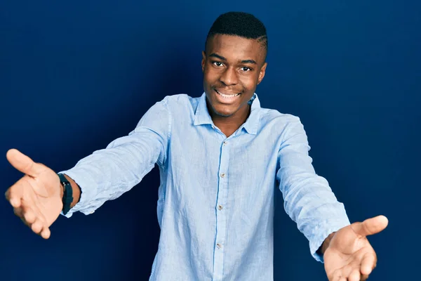 Gündelik Giysiler Giymiş Genç Afro Amerikan Bir Adam Kameraya Sarılıp — Stok fotoğraf