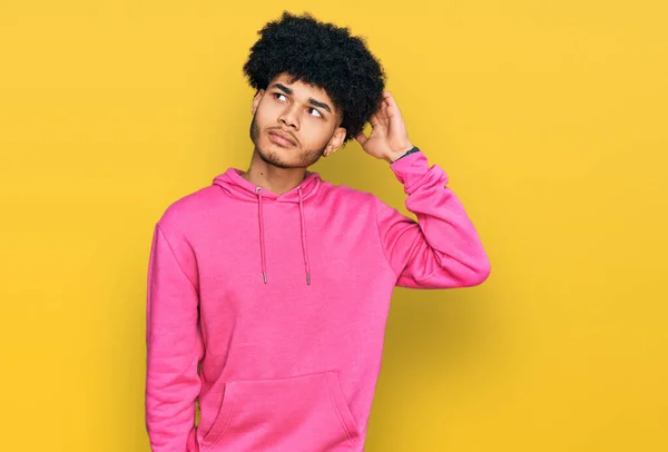 Fiatal Afro Amerikai Férfi Afro Hajjal Alkalmi Rózsaszín Pulóvert Visel — Stock Fotó