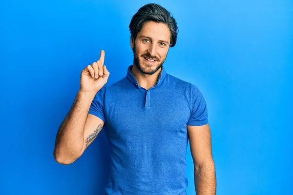 Fiatal Spanyol Férfi Alkalmi Kék Pólóban Mosolyog Egy Ötlettel Vagy — Stock Fotó