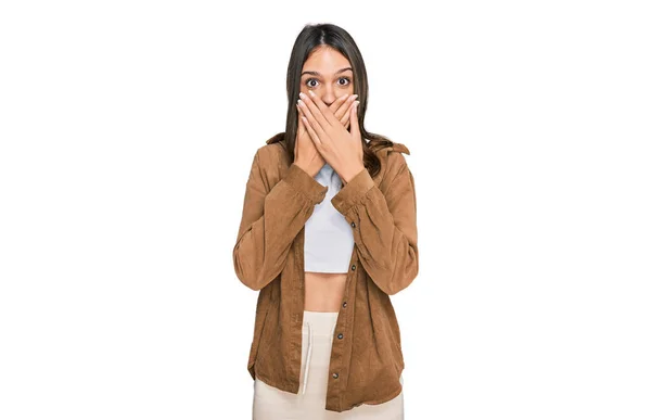 カジュアルな服を着た若いブルネットの女性は間違いのために手で口を覆いショックを受けた 秘密の概念 — ストック写真