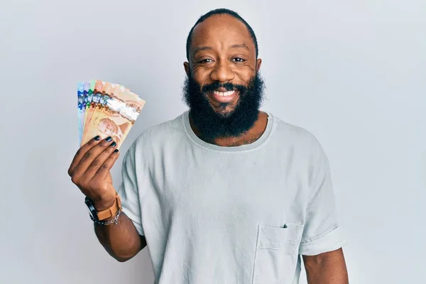 Jonge Afro Amerikaanse Man Met Canadese Dollars Die Positief Gelukkig — Stockfoto
