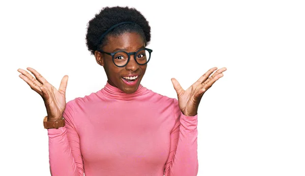 Jovem Menina Afro Americana Vestindo Roupas Casuais Óculos Celebrando Louco — Fotografia de Stock