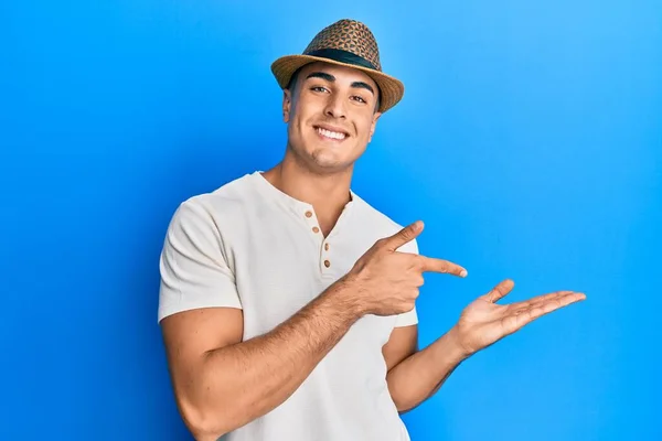 Ισπανόφωνος Νεαρός Άνδρας Φορώντας Καλοκαιρινό Καπέλο Κατάπληκτος Και Χαμογελώντας Στην — Φωτογραφία Αρχείου