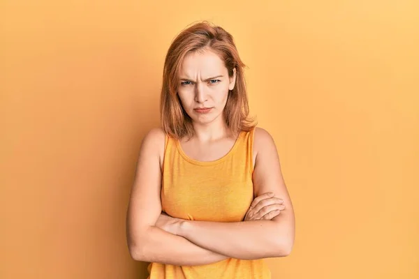 Ung Kaukasiska Kvinna Bär Casual Stil Med Ärmlös Skjorta Skeptisk — Stockfoto