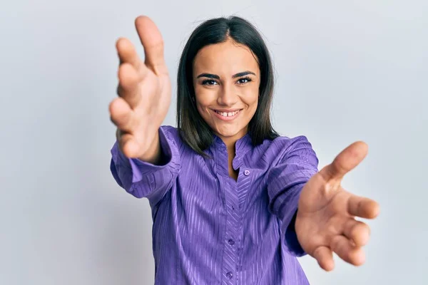 Mladá Brunetka Neformálním Oblečení Dívající Kamery Otevřenou Náručí Aby Objala — Stock fotografie