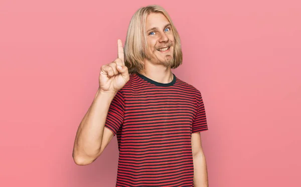 Homem Caucasiano Com Cabelos Longos Loiros Vestindo Camisa Listrada Casual — Fotografia de Stock