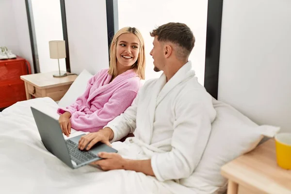 Jovem Casal Caucasiano Sorrindo Feliz Usando Laptop Sentado Cama Casa — Fotografia de Stock