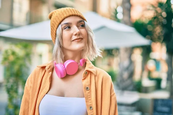 Mladá Blondýna Dívka Pomocí Sluchátek Městě — Stock fotografie