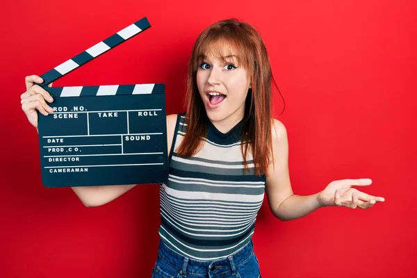 Zrzka Mladá Žena Drží Video Film Clapboard Slaví Úspěch Veselým — Stock fotografie