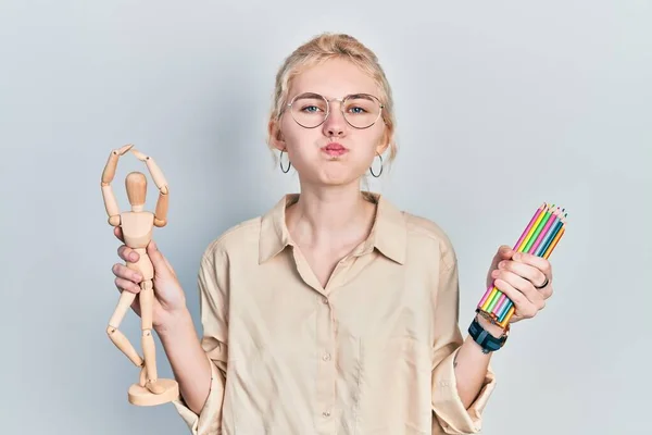 Vacker Kaukasisk Kvinna Med Blont Hår Håller Små Trä Docka — Stockfoto