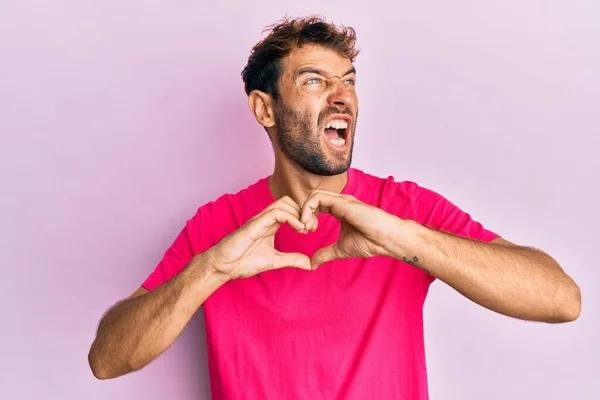 Knappe Man Met Baard Die Hartsymbool Maakt Met Handen Vorm — Stockfoto