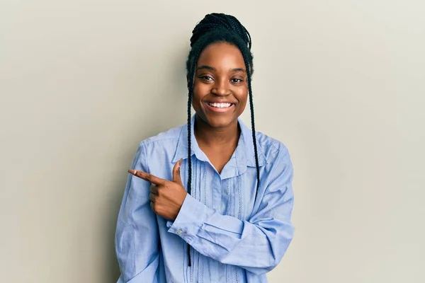 Mujer Afroamericana Con Pelo Trenzado Con Camisa Azul Casual Sonriendo —  Fotos de Stock