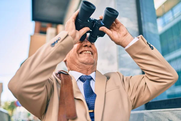 Hombre Negocios Pelo Gris Mayor Sonriendo Feliz Usando Prismáticos Ciudad — Foto de Stock