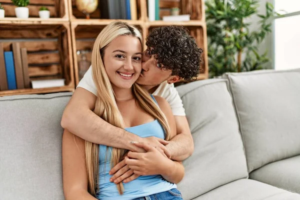 Pareja Joven Sentada Sofá Abrazándose Casa — Foto de Stock