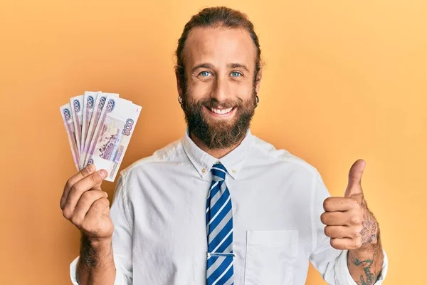 Hombre Negocios Guapo Con Barba Pelo Largo Sosteniendo Billetes Rusos —  Fotos de Stock
