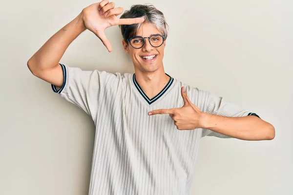 Giovane Uomo Ispanico Indossa Abiti Casual Occhiali Sorridenti Facendo Cornice — Foto Stock