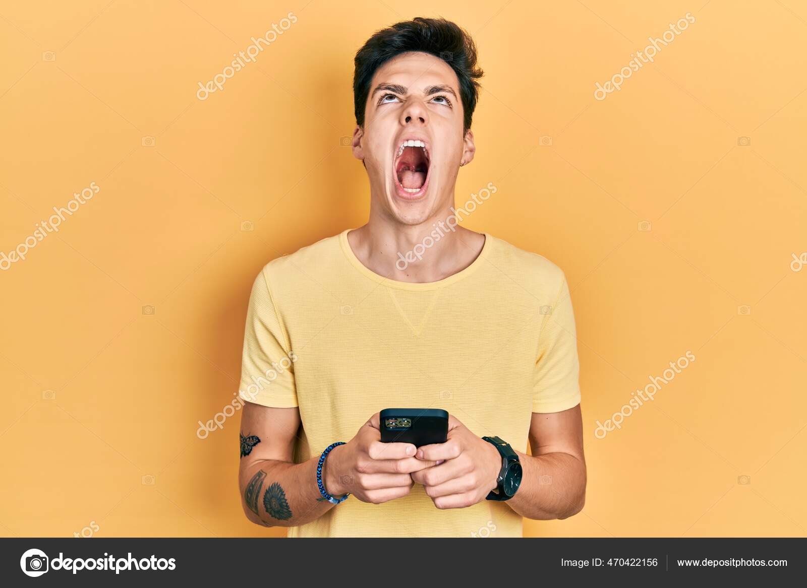 Молодой Латиноамериканец Использующий Смартфон Печатает Сообщения.