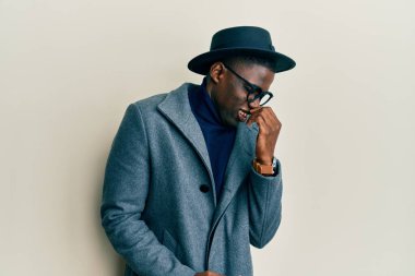 Zarif giyinmiş genç Afro-Amerikalı bir adam pis ve iğrenç bir koku alıyor. Dayanılmaz bir koku. Nefesini burnunda tutuyor. Kötü kokuyor. 